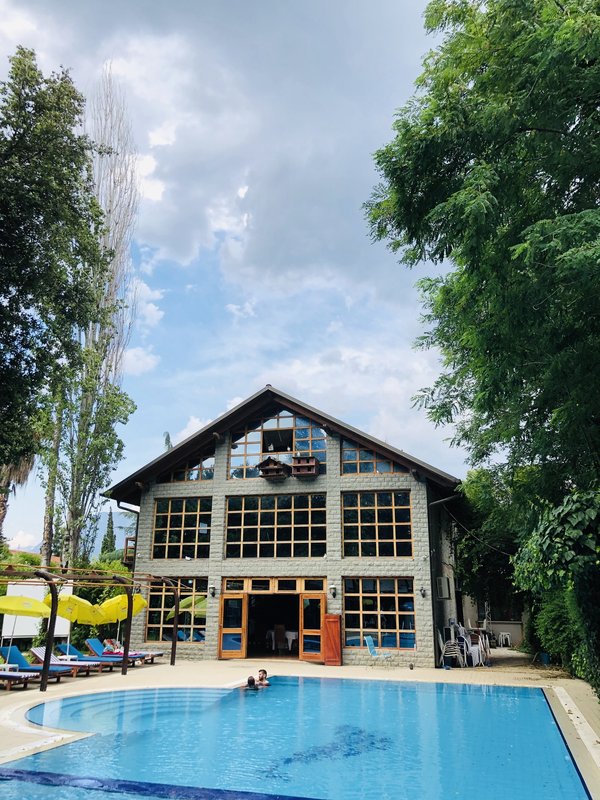 Comment estimer le coût total de la construction d'une piscine en béton?